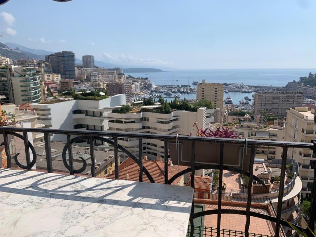 Plein Coeur De Monaco, à 300 Mètres à Pied Du Port De Monaco, 4 Pièces, Escaliers Vue Mer. Apartamento